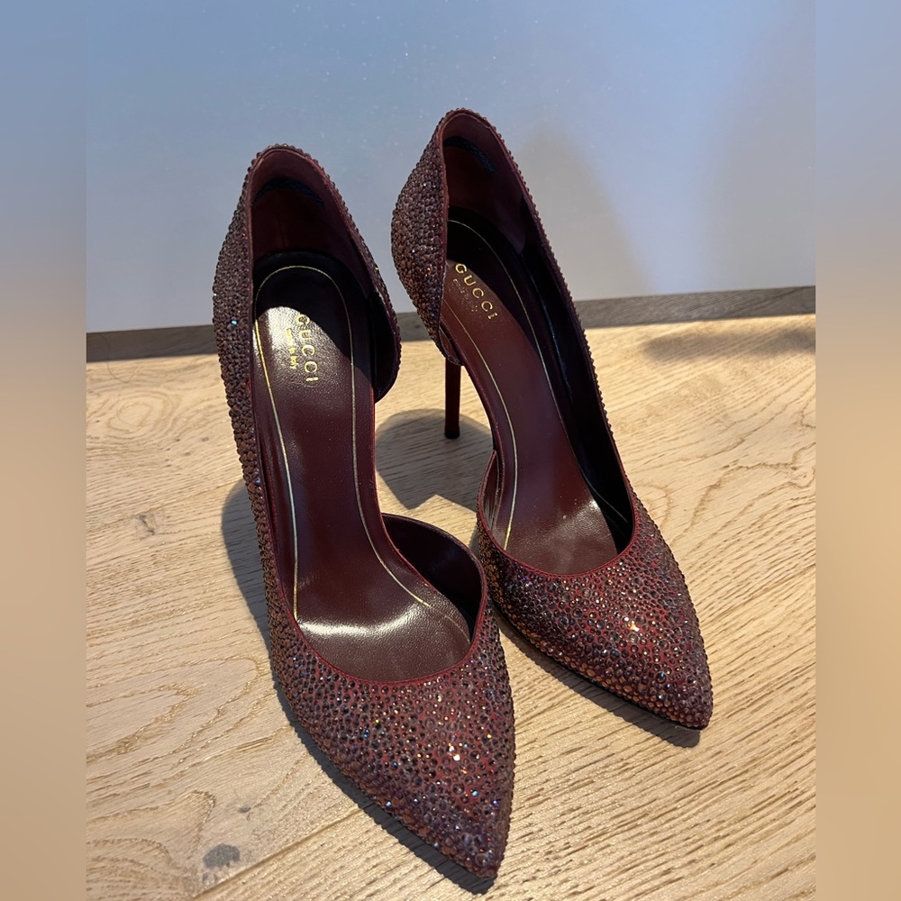 EUC Authentic Gucci Noah Crystal Embossed Burgundy suede pumps size 39